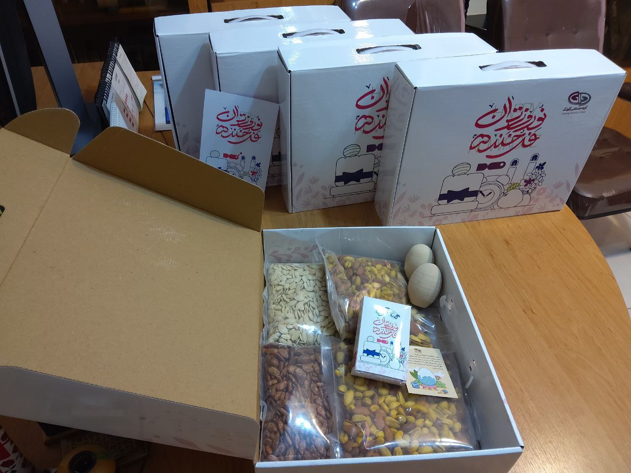 اهدای-عیدی-گروه-گل-پخش-به-دانش-آموزان-؛-لبخند-نوروزی-بر-چهرهها